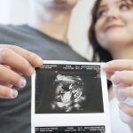 Un couple qui vient d'apprendre le début de grossesse - L'accompagnement prénatal en couple
