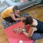 Un bébé qui s'exprime lors de son massage ayurvédique
