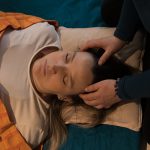 Micro-massage crânien pour libérer les tensions chez la femme enceinte